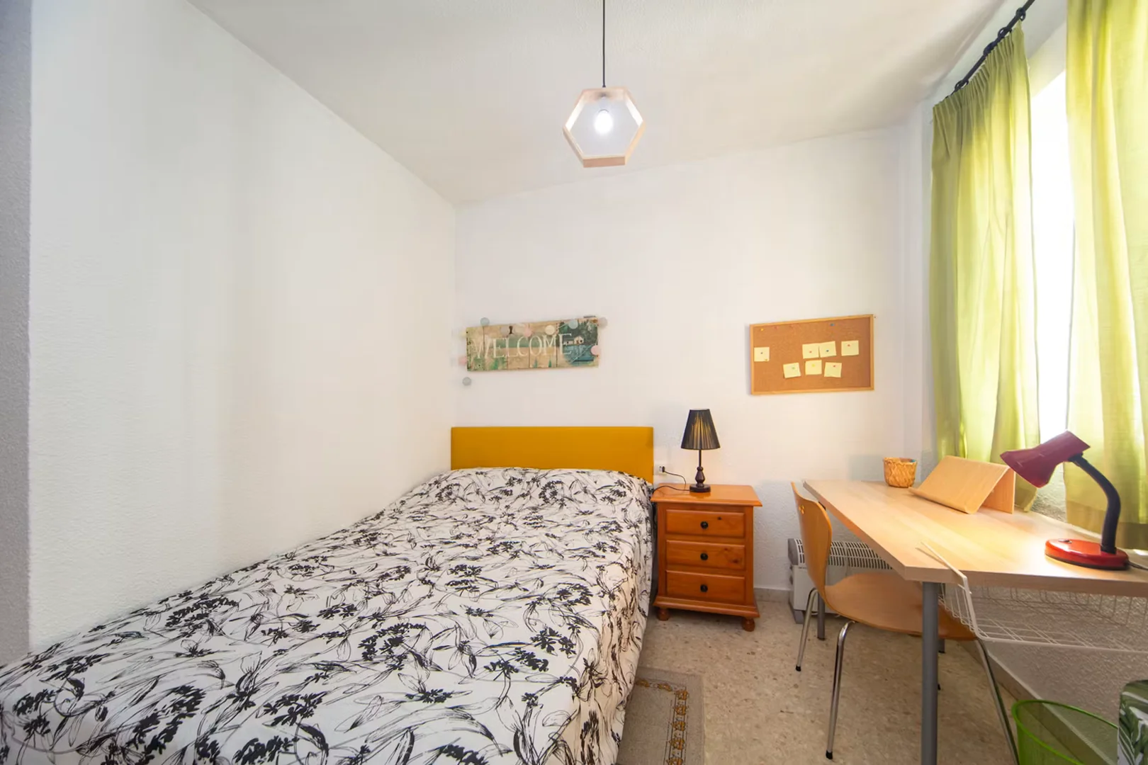 Camera per studenti economica con posizione comoda a