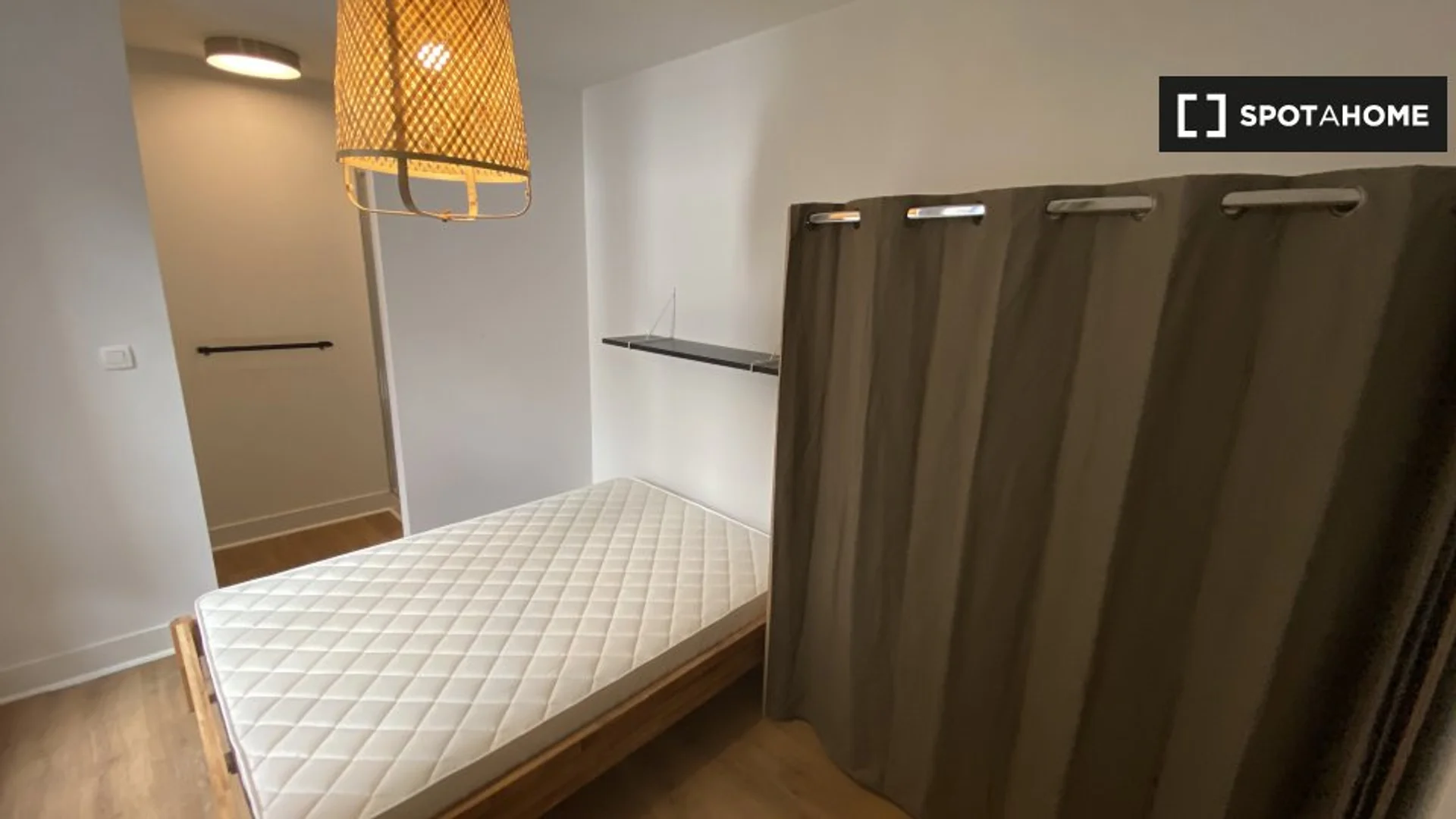 Stanza funzionale per studenti perfetta per studiare a 