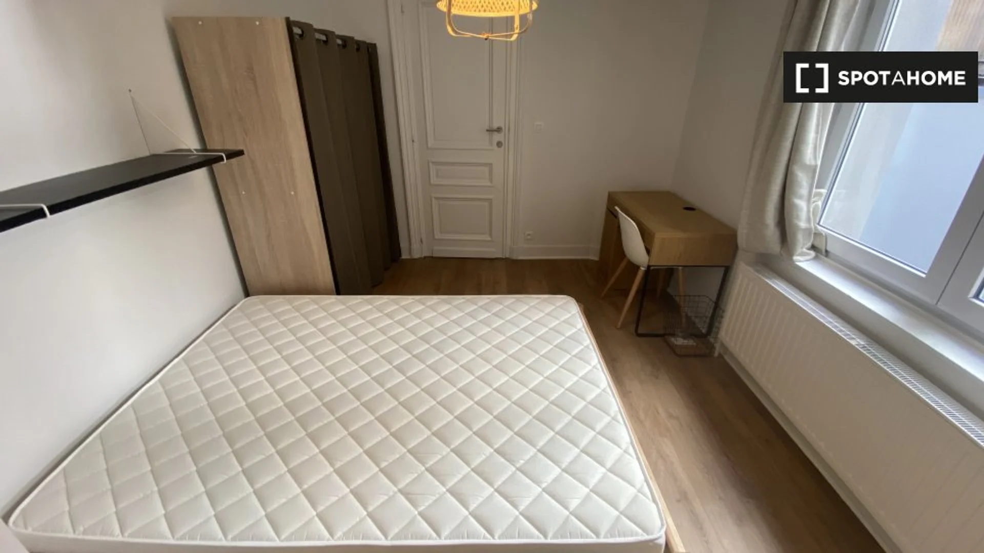 Stanza economica per studenti con ampia illuminazione in 