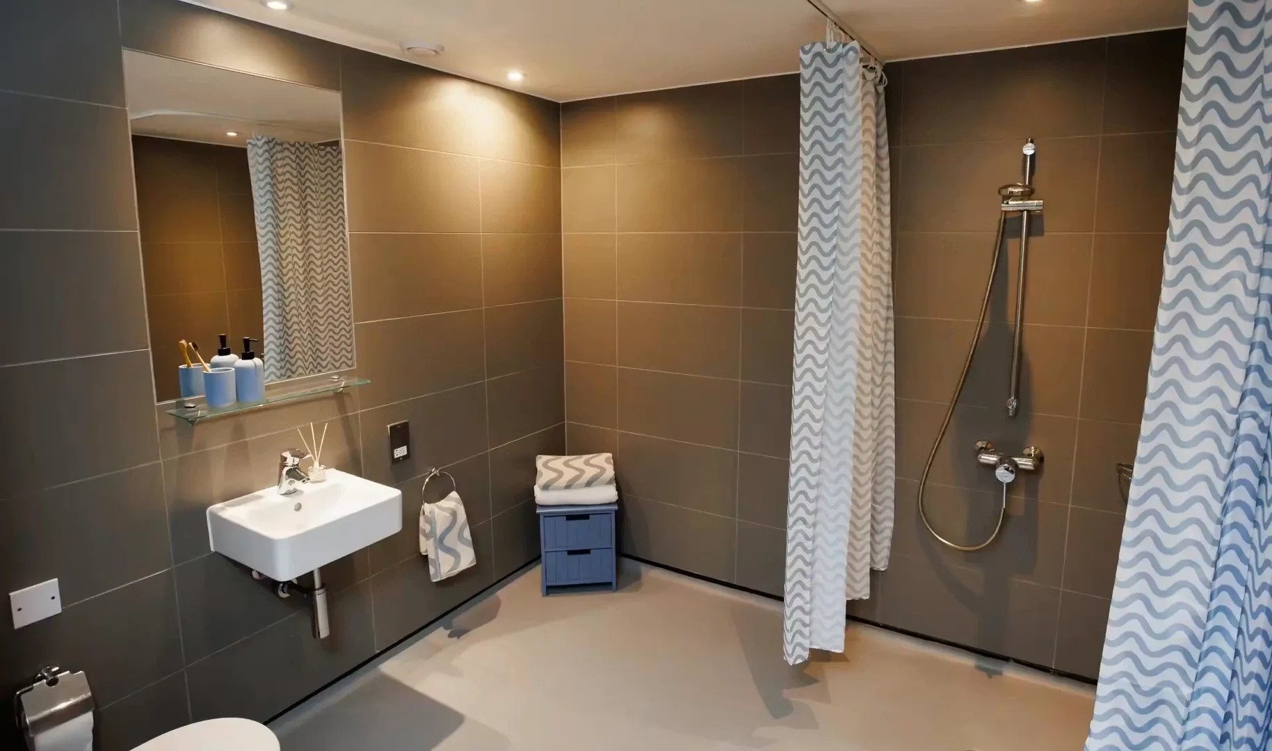 Economical student room with convenient location in 