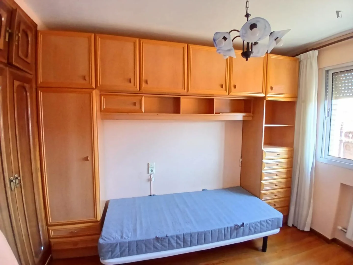 Chambre abordable pour les étudiants avec un bon éclairage dans 