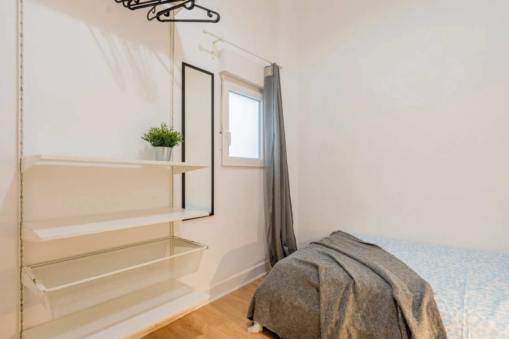Quarto acessível para estudantes com iluminação ampla em 