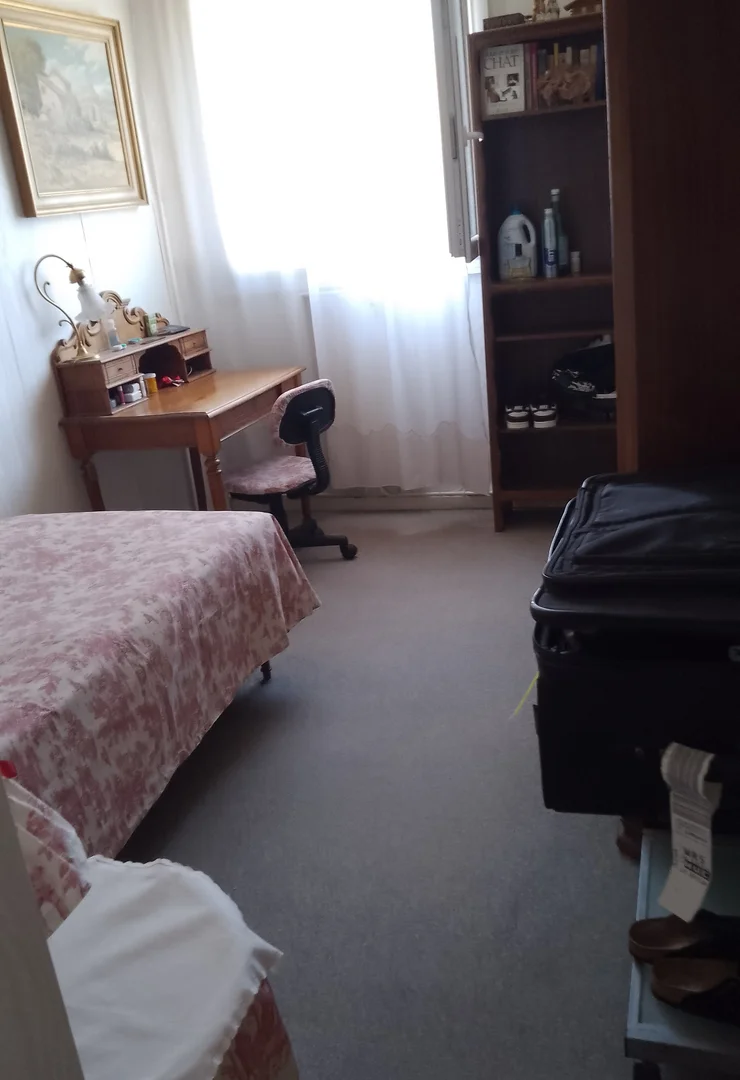 Habitación acogedora para estudiantes disponible en 