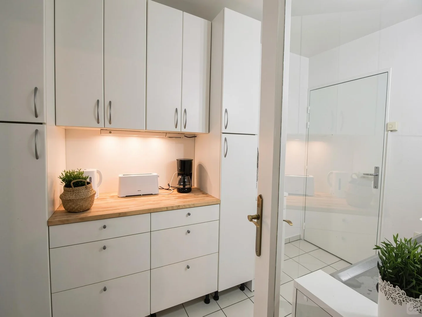 Habitación estudiantil funcional perfecta para estudiar en 