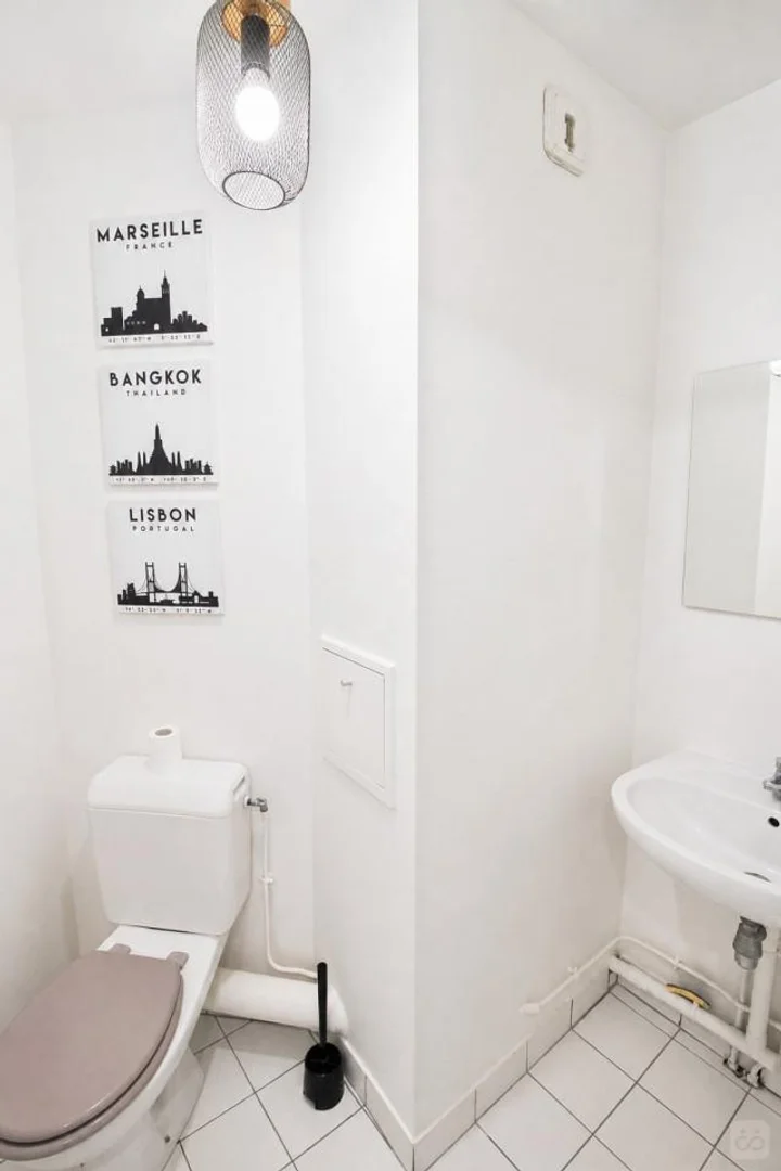 Comfortable and spacious student room in