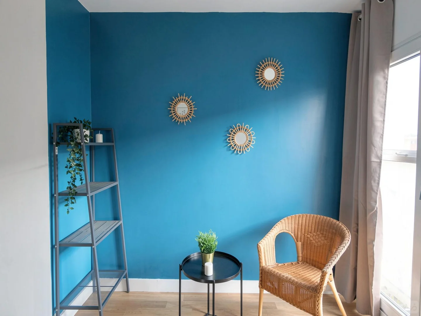 Habitación estudiantil luminosa y aireada con fácil acceso a la universidad en 