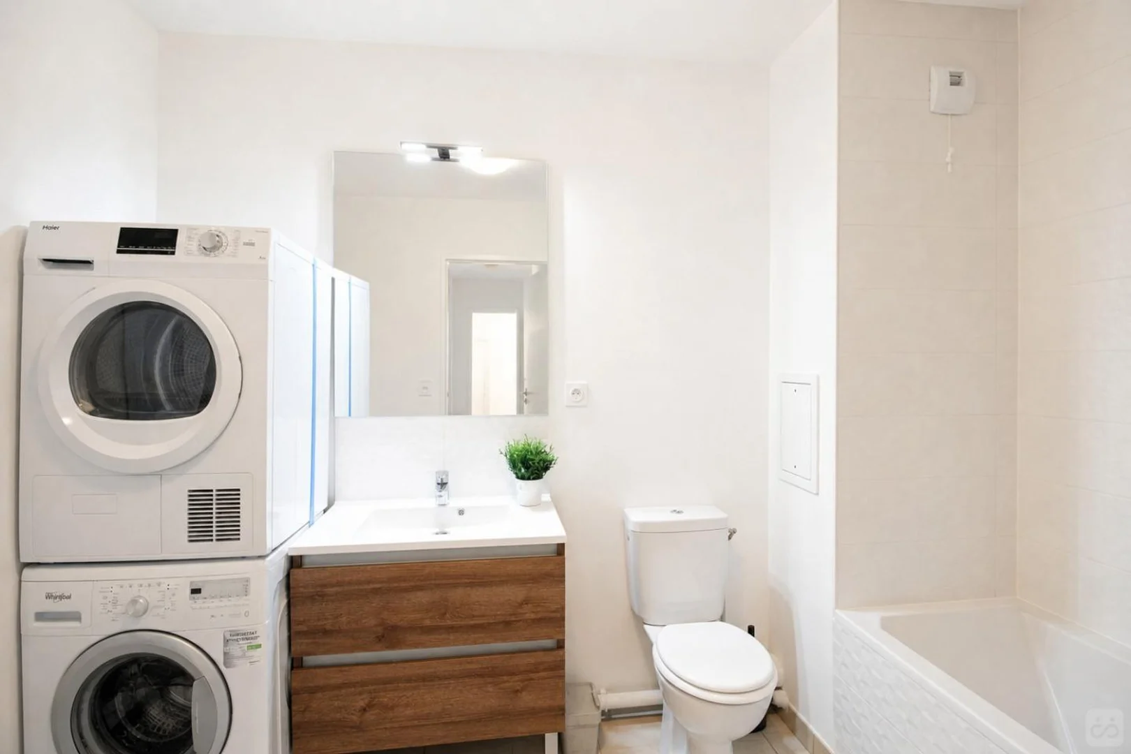 Bright and airy student room with easy university access in