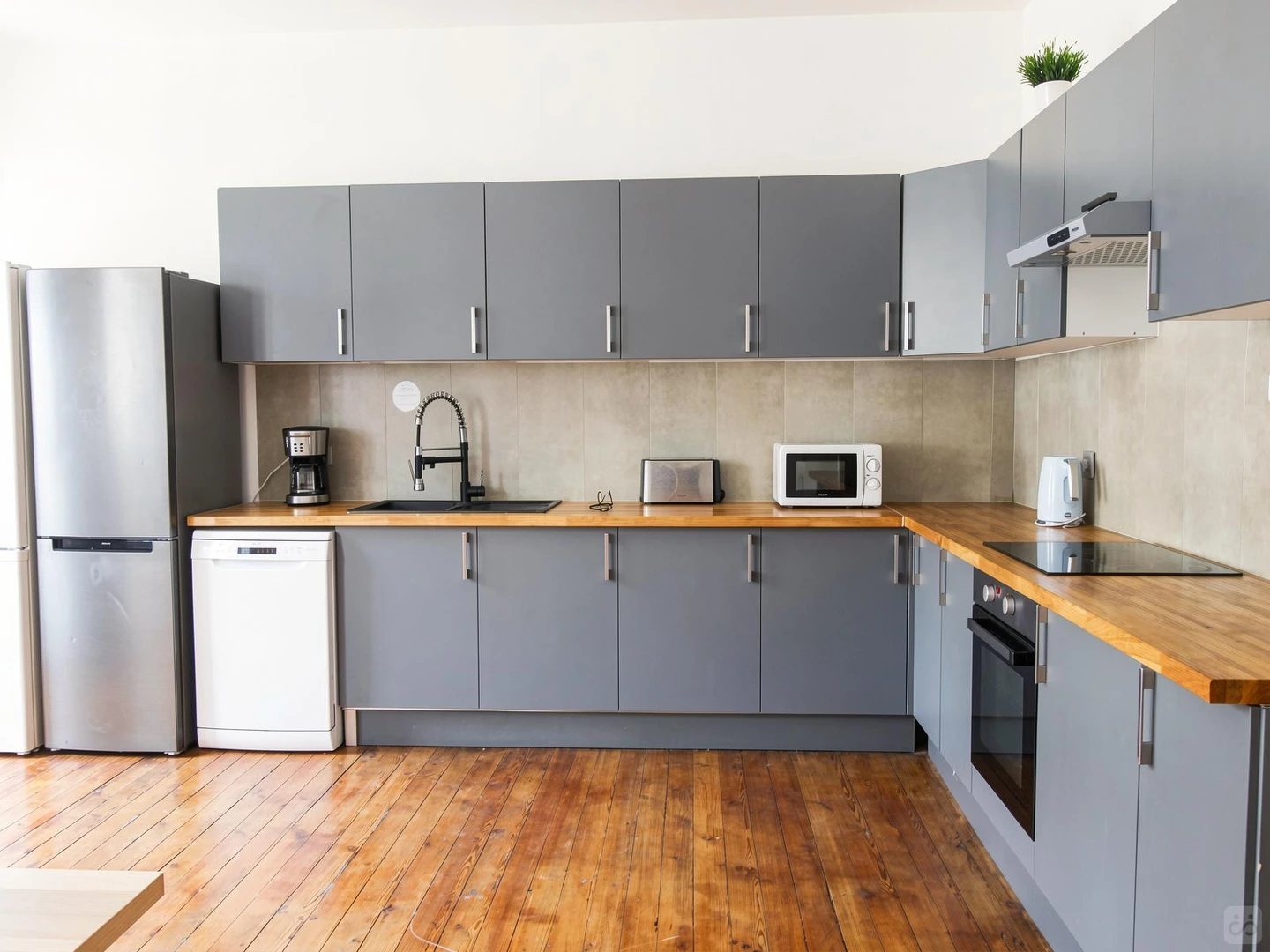 Bright and airy student room with easy university access in 