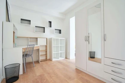 私人房间 在 11 Rue Jules Guesde, 51100 Reims, France, 11的图像4