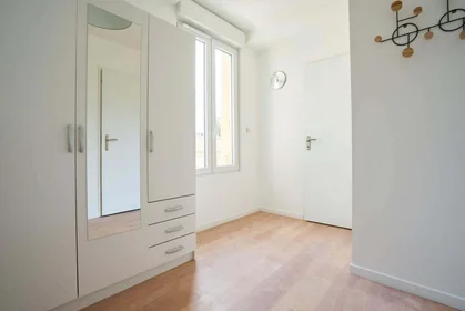 私人房间 在 11 Rue Jules Guesde, 51100 Reims, France, 11的图像6