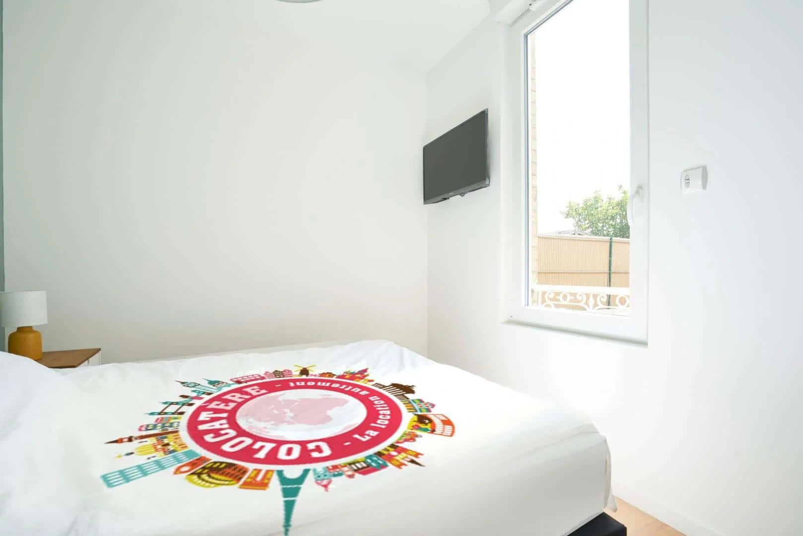 Chambre d'étudiant à  avec espace d'étude et installations communes