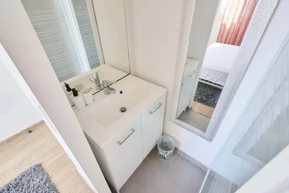 私人房间 在 25 Rue Géruzez, 51100 Reims, France, 16的图像3
