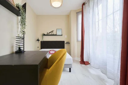 Stanza privata in 12 Pl. Drouet d'Erlon, 51100 Reims, France, immagine 1 di 10