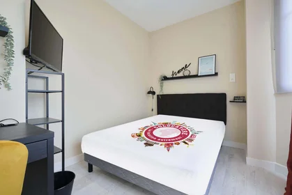 Private room at 12 Pl. Drouet d'Erlon, 51100 Reims, France, image 2 of 19