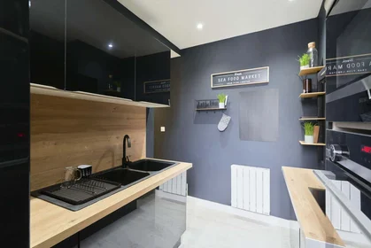 Private room at 12 Pl. Drouet d'Erlon, 51100 Reims, France, image 18 of 19