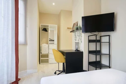 Private room at 12 Pl. Drouet d'Erlon, 51100 Reims, France, image 3 of 19