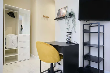 Private room at 12 Pl. Drouet d'Erlon, 51100 Reims, France, image 4 of 19