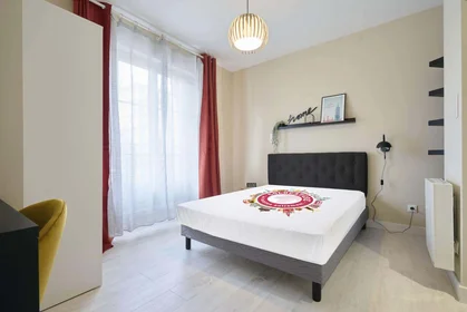 Private room at 12 Pl. Drouet d'Erlon, 51100 Reims, France, image 1 of 10