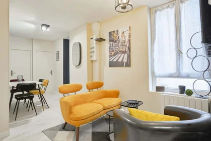 Private room at 12 Pl. Drouet d'Erlon, 51100 Reims, France, image 13 of 19