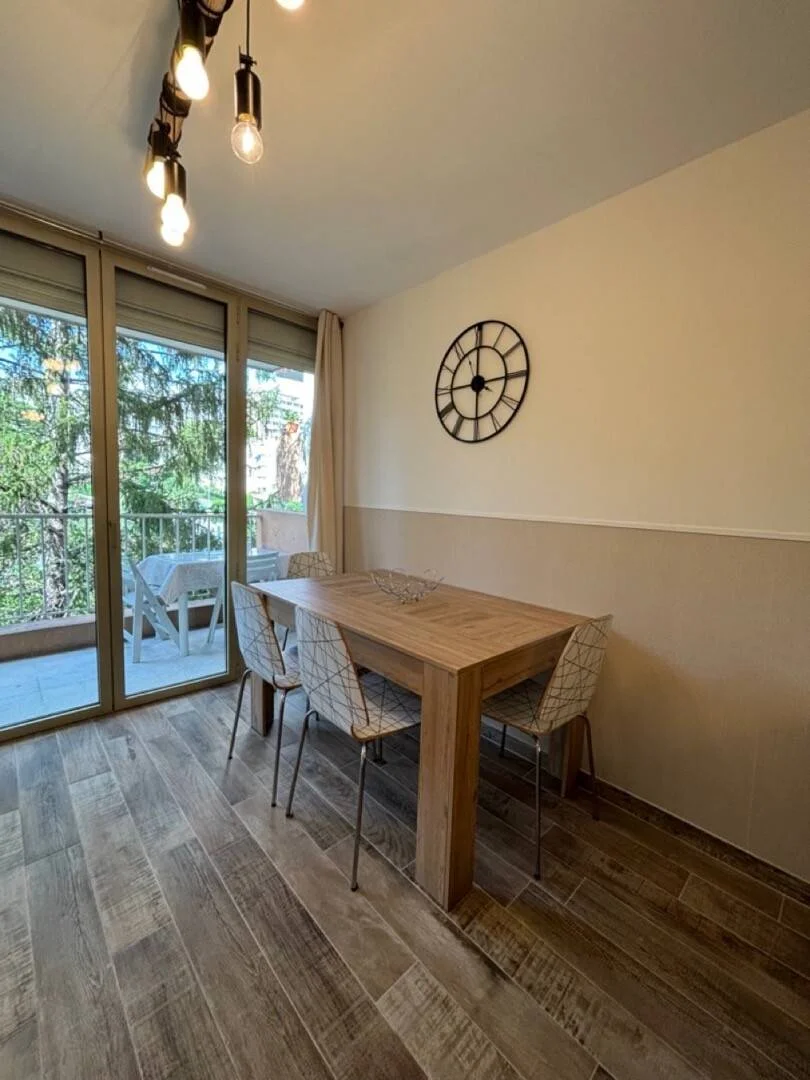 Quarto de estudante em  com área de estudo e instalações partilhadas