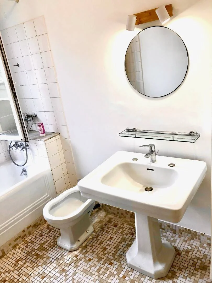 Habitación estudiantil luminosa y aireada con fácil acceso a la universidad en 