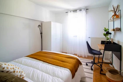 Renting rooms by the month in Saint-denis