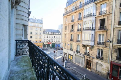 Paris de ortak bir dairede kiralık oda