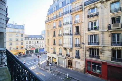 Paris de ortak bir dairede kiralık oda
