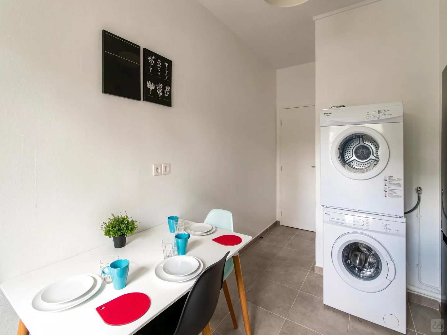Chambre d'étudiant à  avec espace d'étude et installations communes