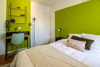 Quarto para alugar com cama de casal em Saint-denis