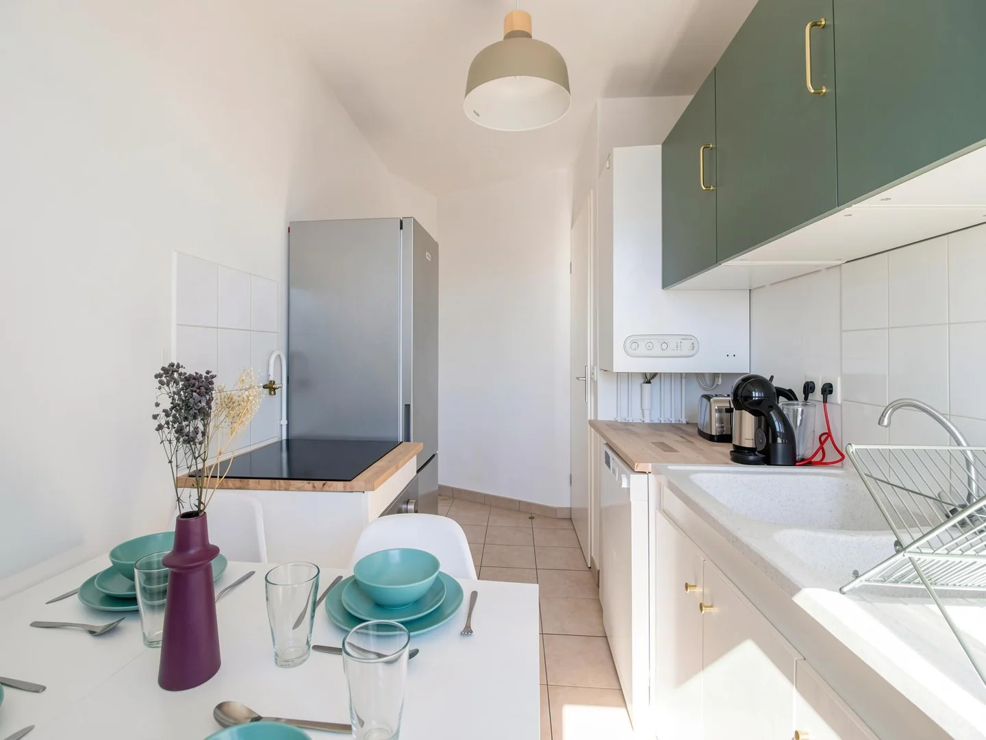 Habitación estudiantil funcional perfecta para estudiar en