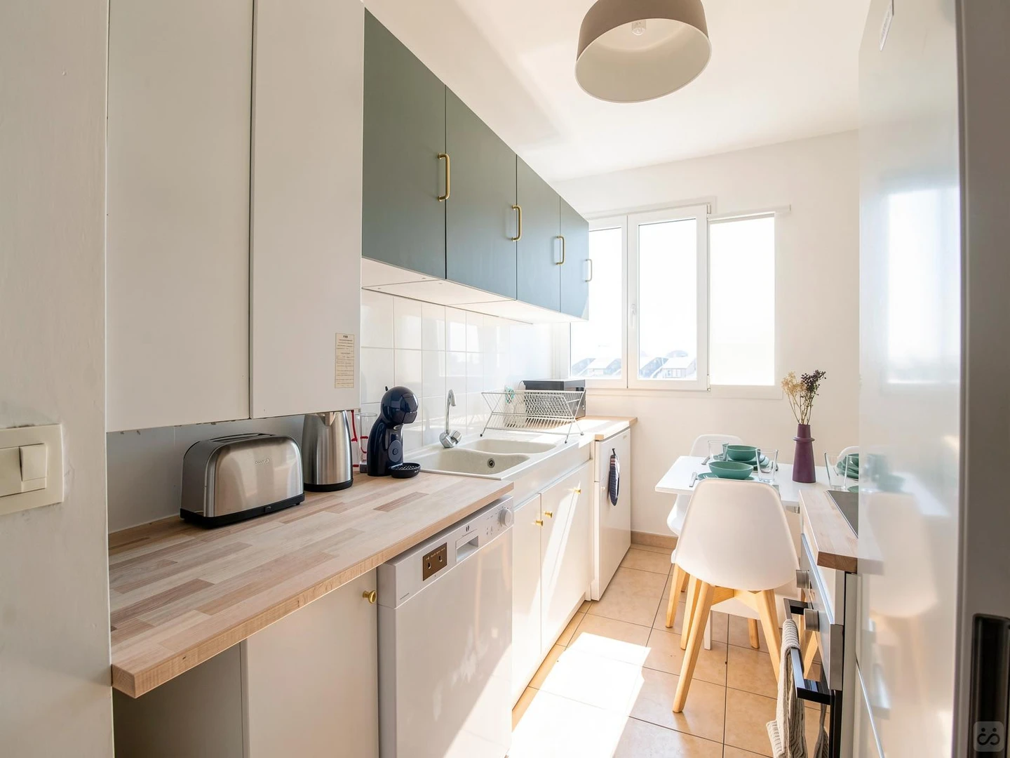 经济实惠的学生房间，在有充足的照明