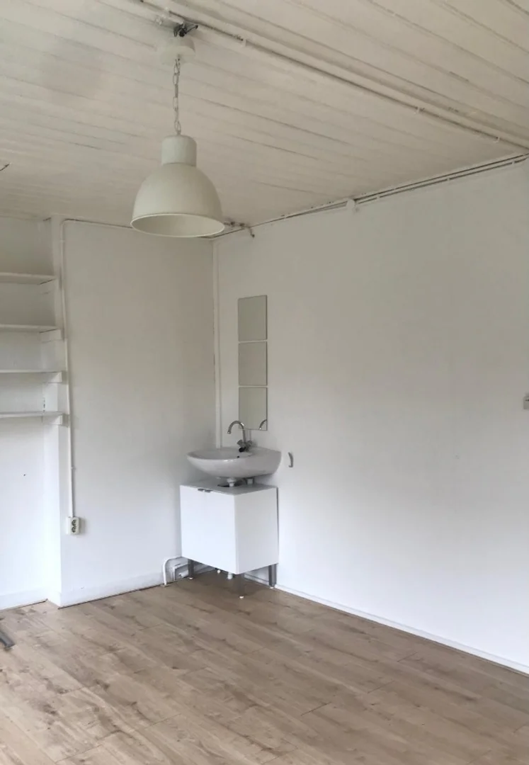 Habitación estudiantil luminosa y aireada con fácil acceso a la universidad en 