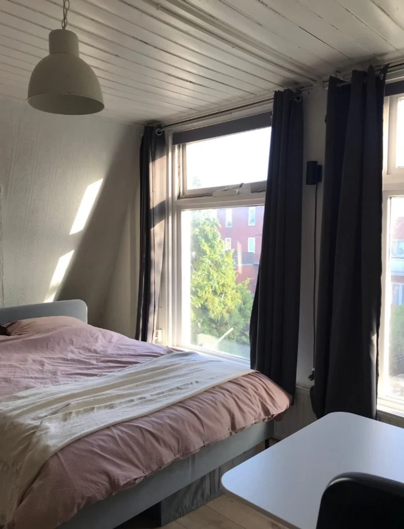 Habitación acogedora para estudiantes disponible en 