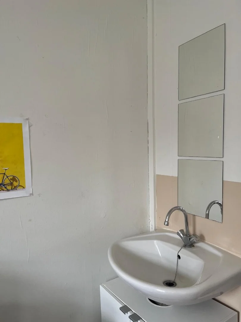 Habitación acogedora para estudiantes disponible en 