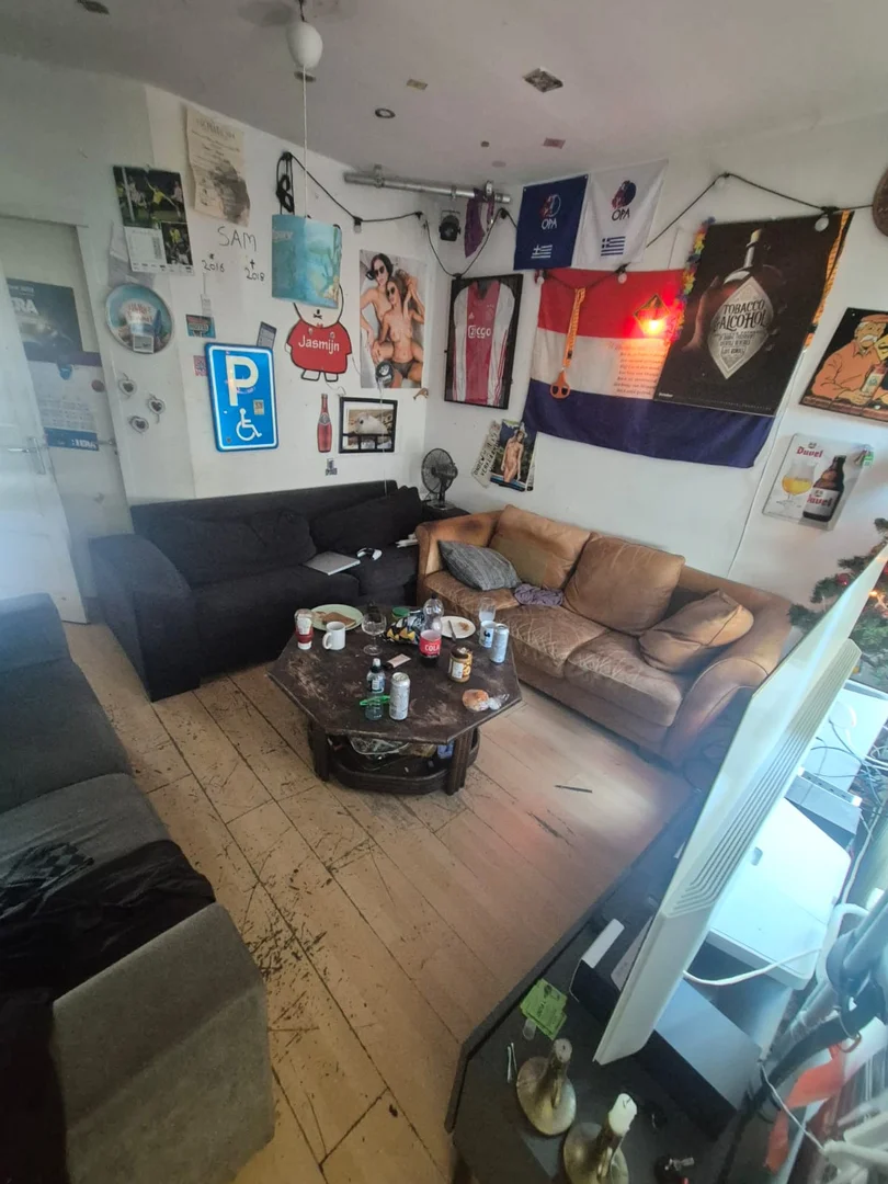 Quarto para alugar em apartamento de estudantes em , totalmente mobilado