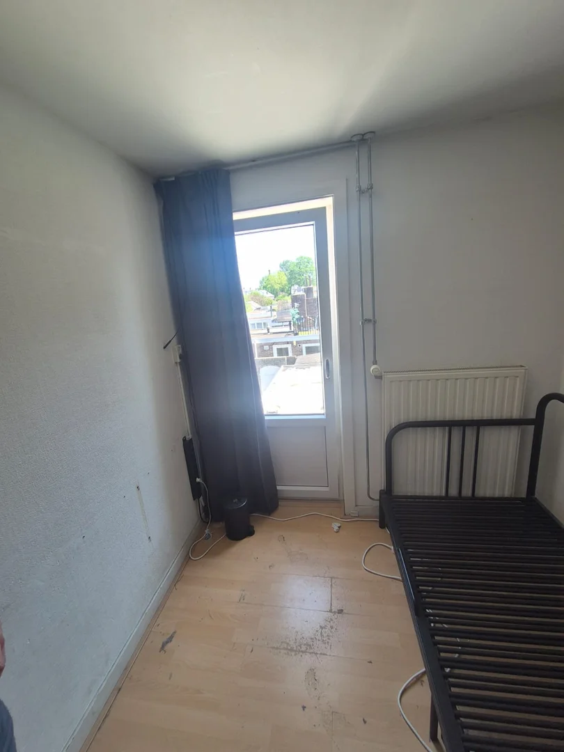 Quarto de estudante económico perto do campus em 