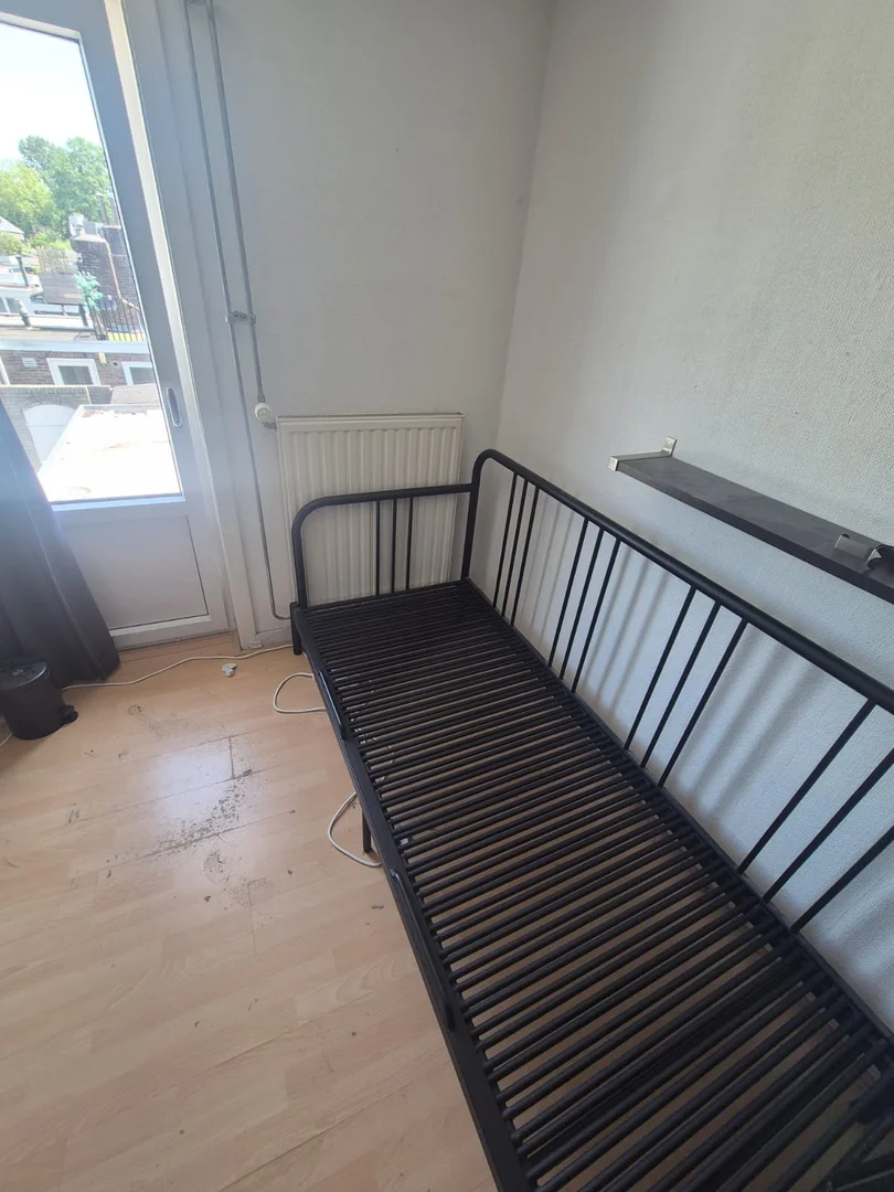 Quarto para alugar em apartamento de estudantes em , totalmente mobilado