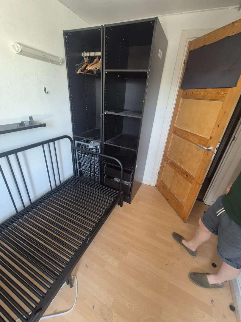Quarto de estudante económico perto do campus em 