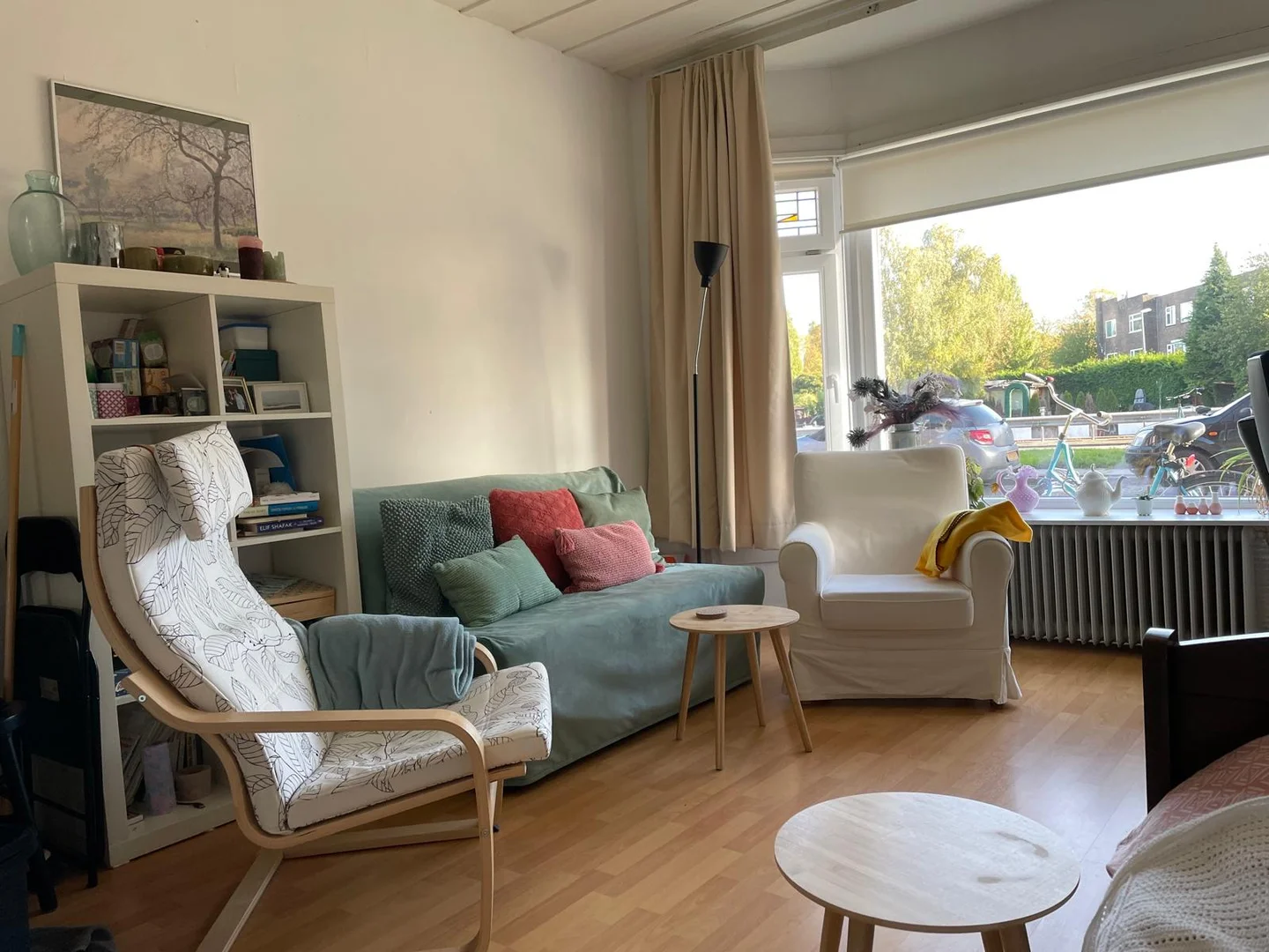 Funkcjonalny pokój studencki idealny do nauki w 