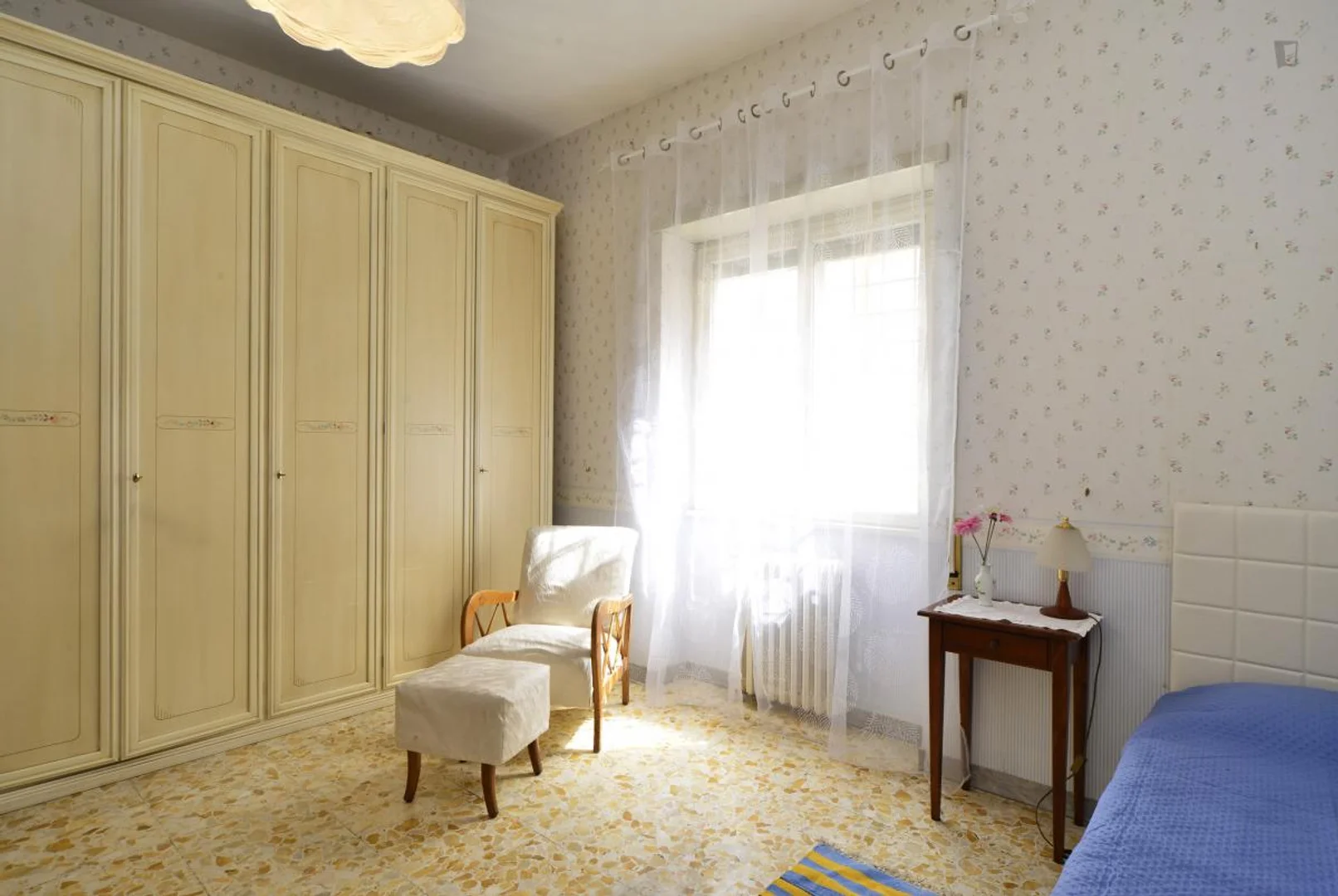 Quarto de estudante confortável e espaçoso em 
