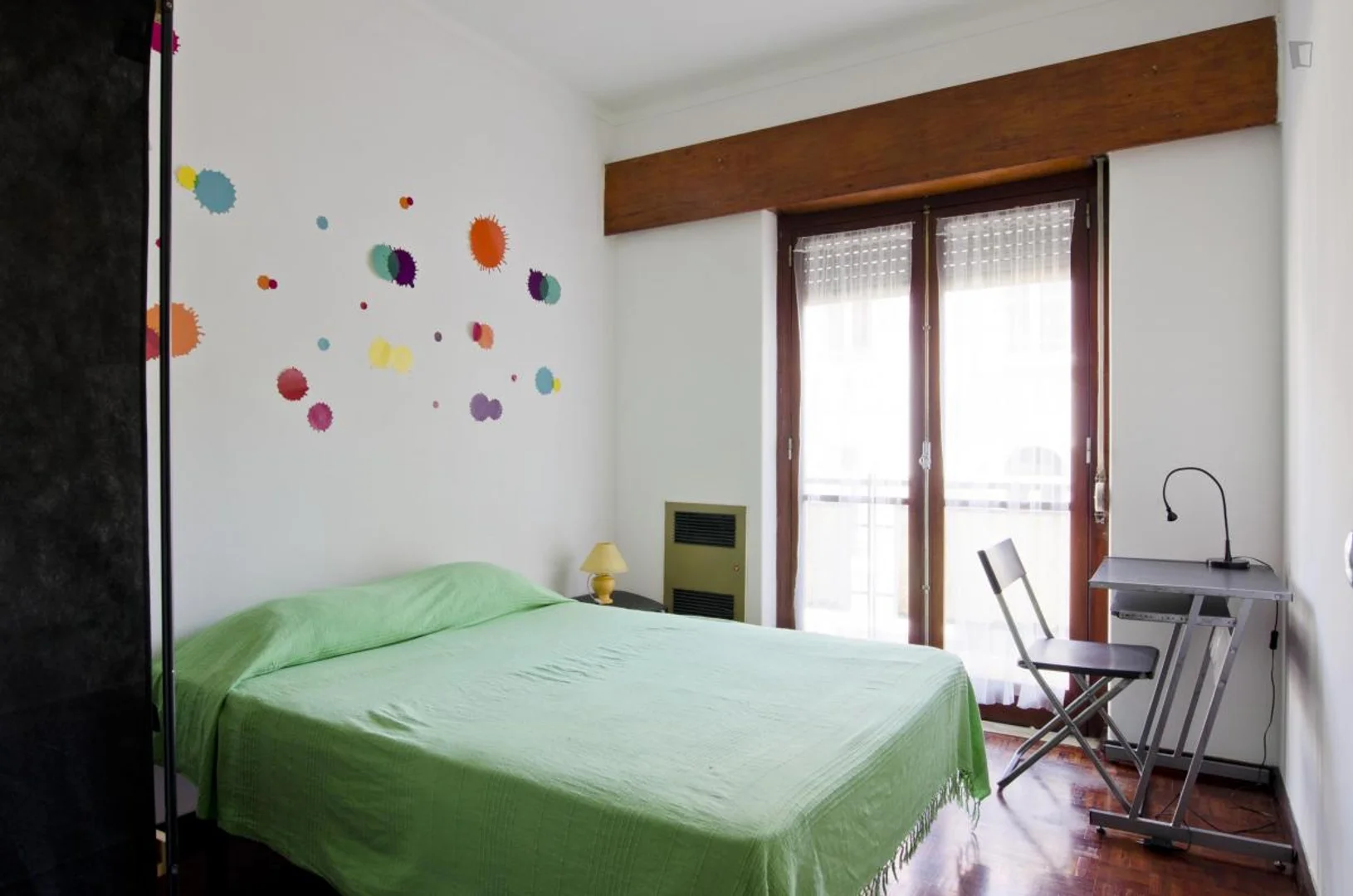 Quarto de estudante confortável e espaçoso em 