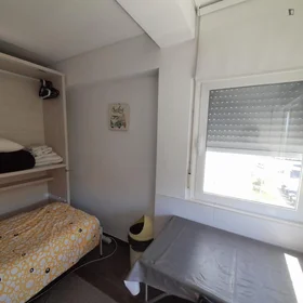 Chambre privée à Rua Guiomar Torresão, image 1 de 10