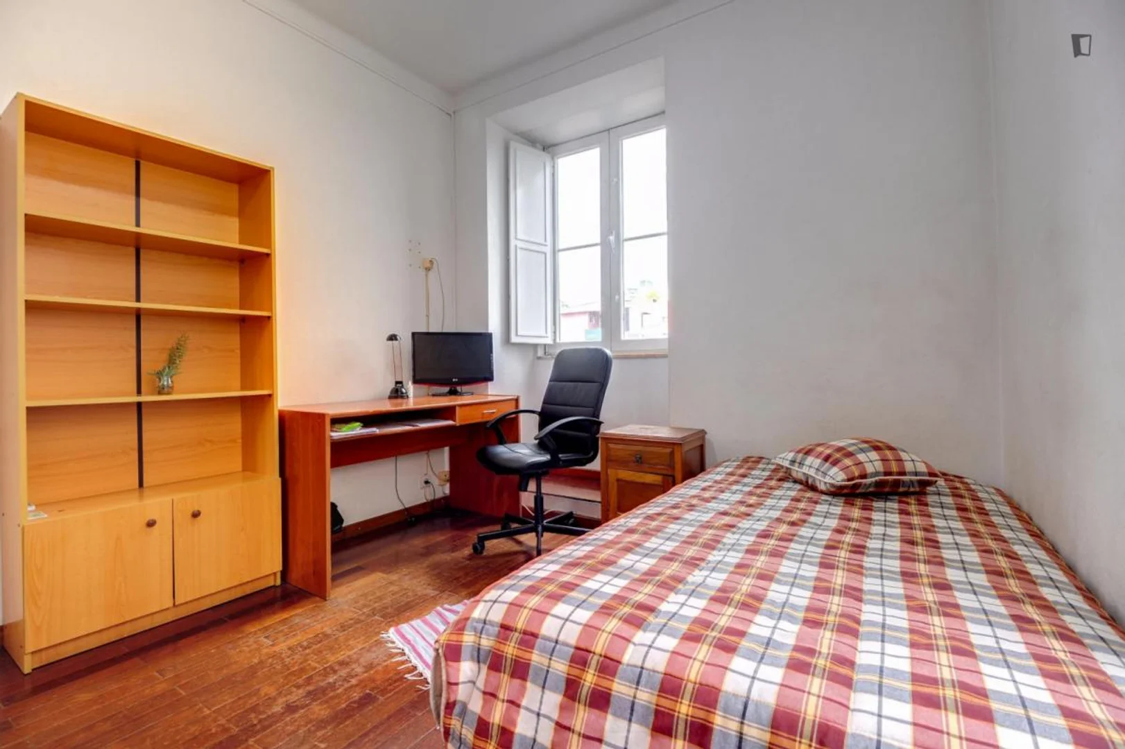 Habitación para estudiantes en  con área de estudio y facilidades compartidas