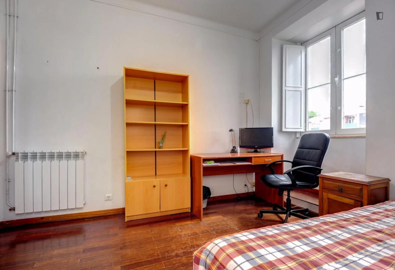 Habitación en apartamento estudiantil en alquiler en , completamente amueblado