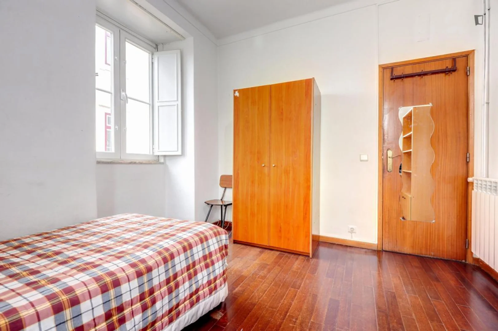 Habitación estudiantil luminosa y aireada con fácil acceso a la universidad en 