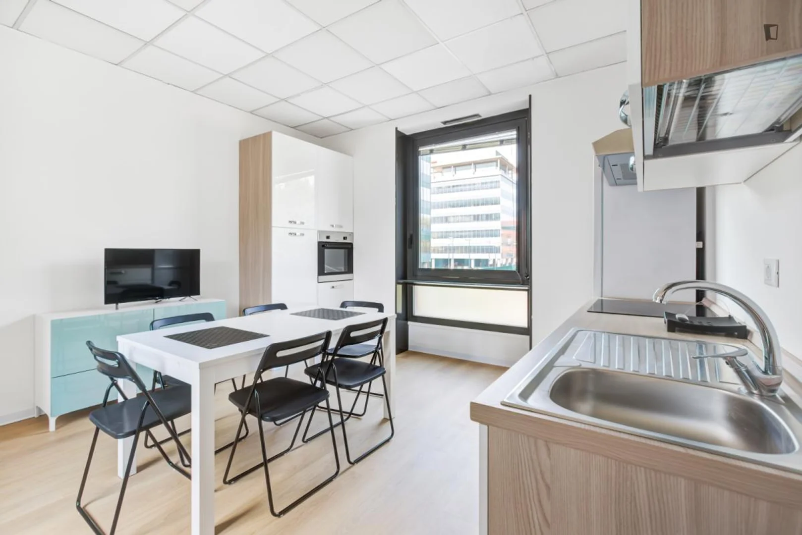 Habitación estudiantil funcional perfecta para estudiar en 