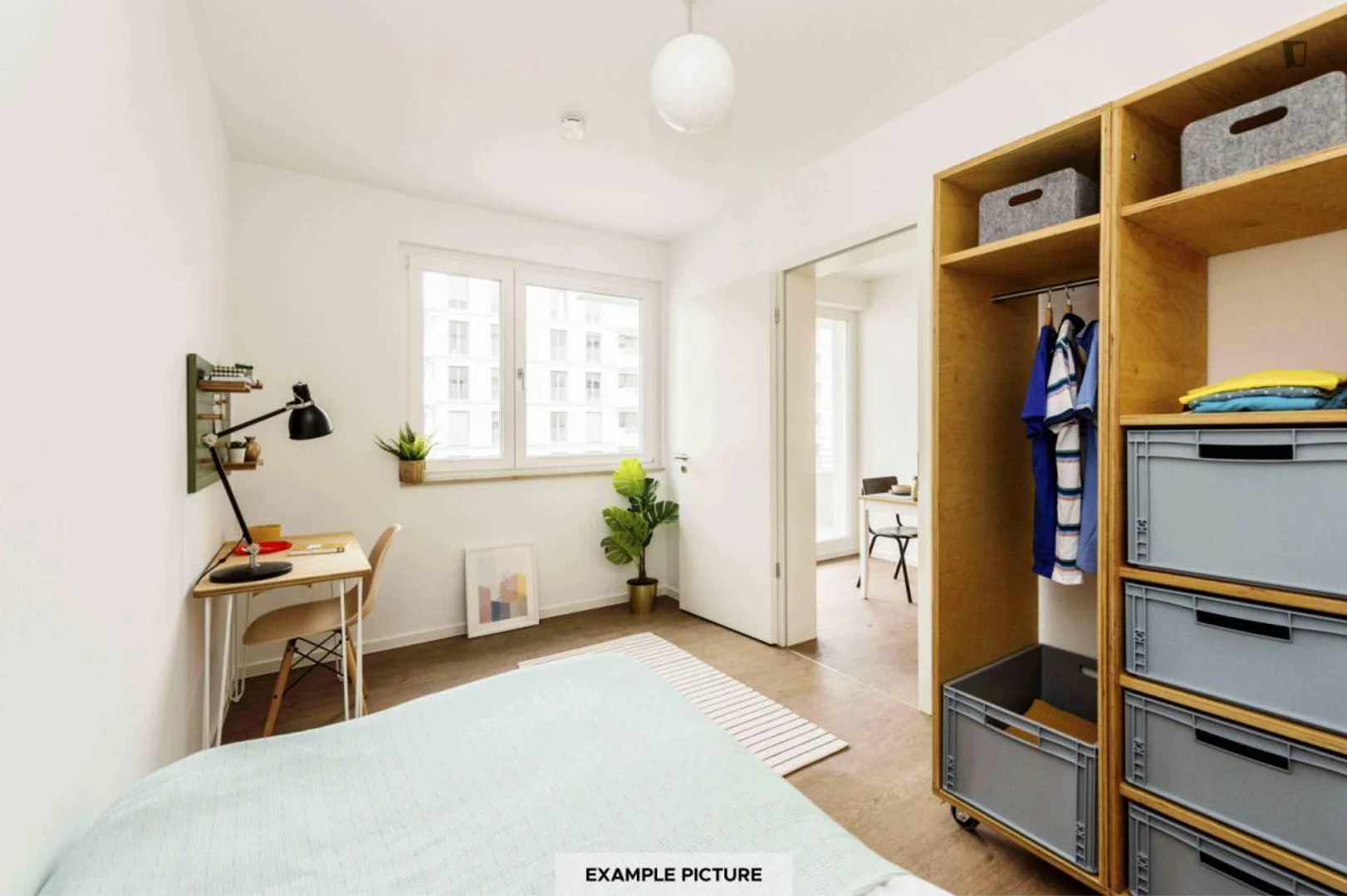 Quarto de estudante em  com área de estudo e instalações partilhadas