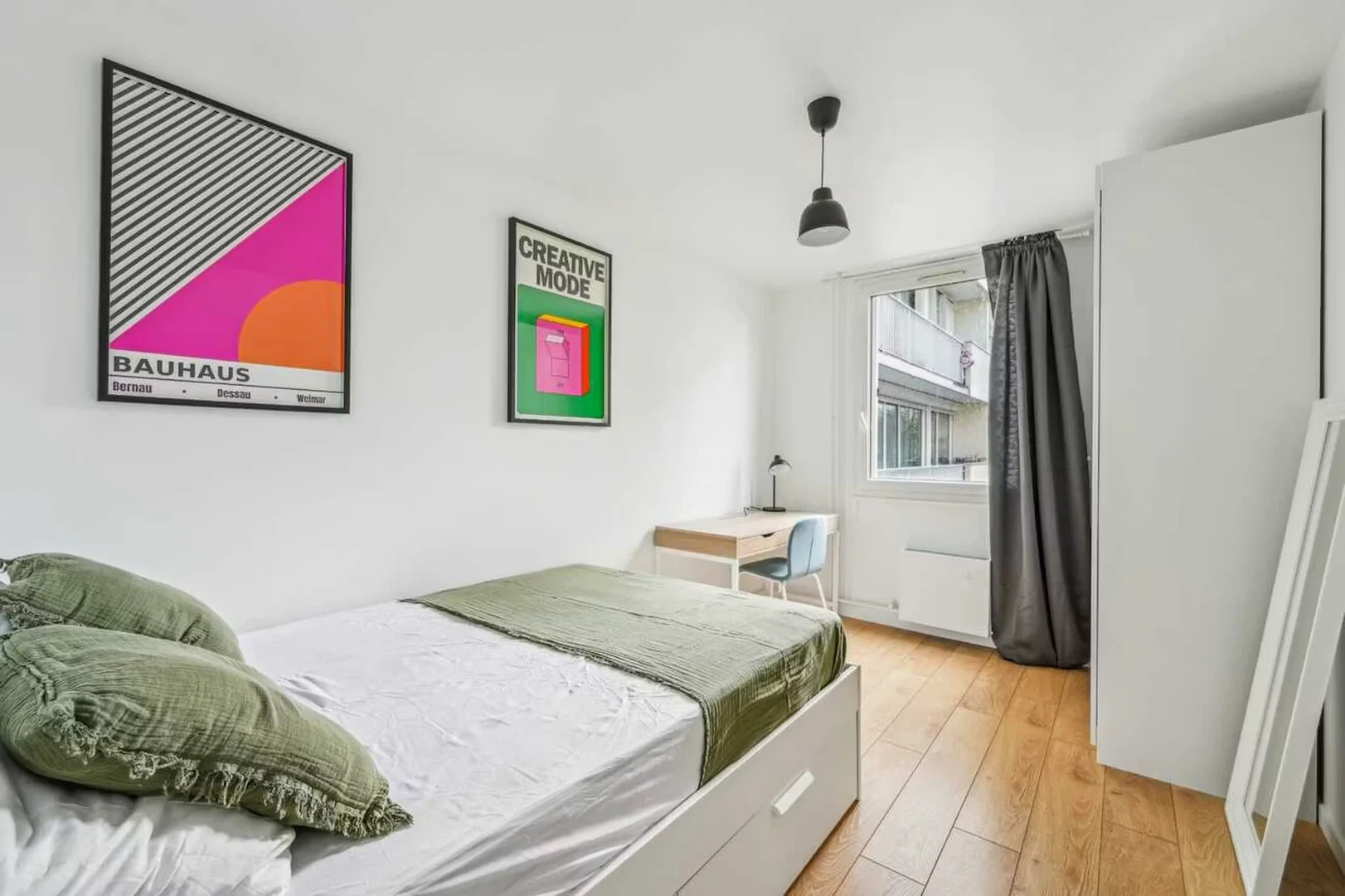 Quarto de estudante luminoso e arejado com acesso fácil à universidade em 