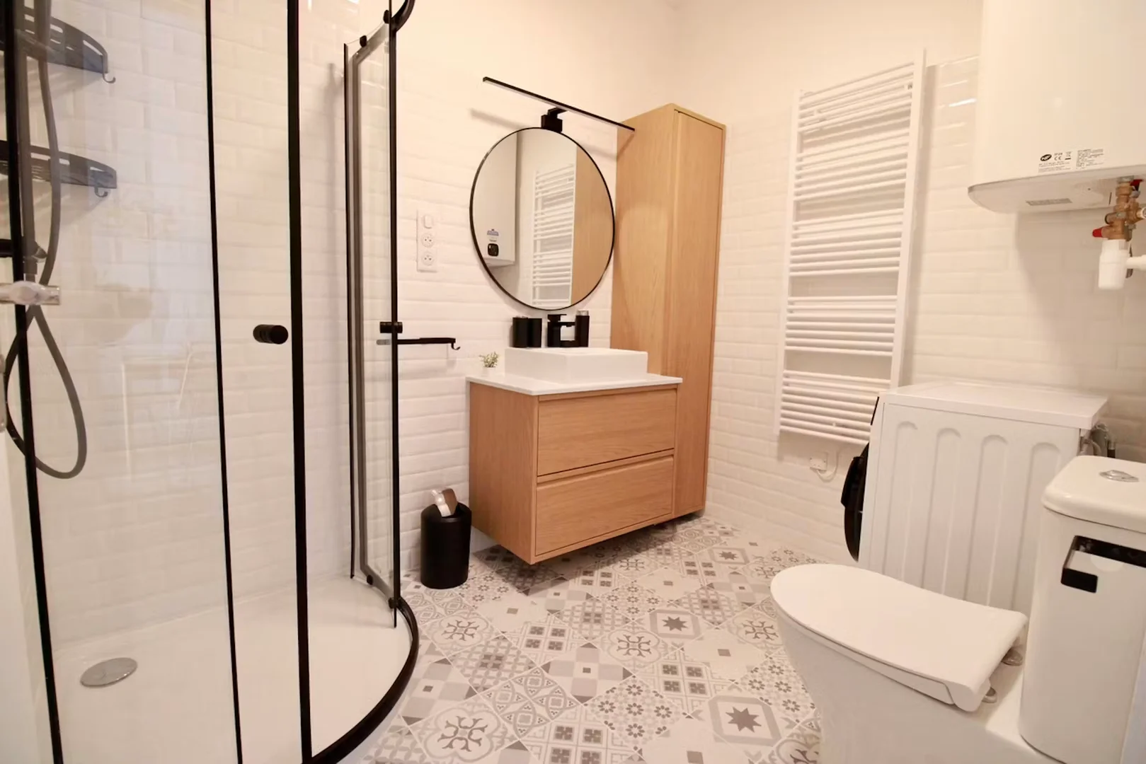 Quarto de estudante confortável e espaçoso em